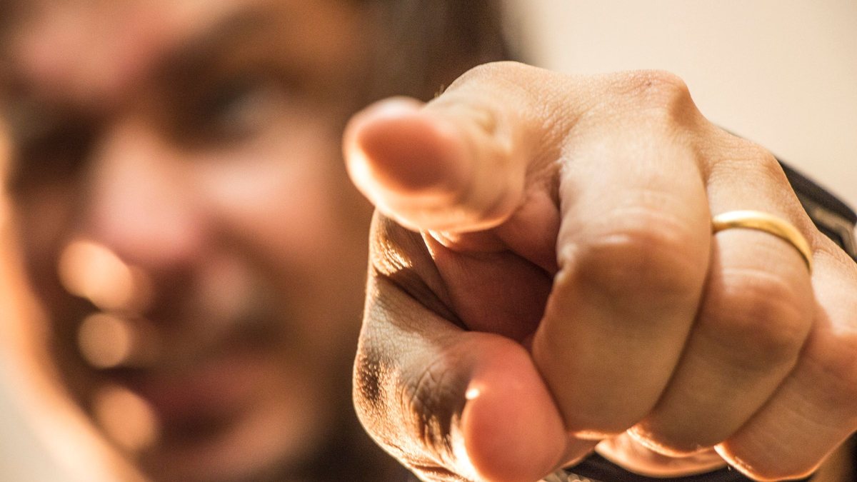 Mano che indica verso chi guarda